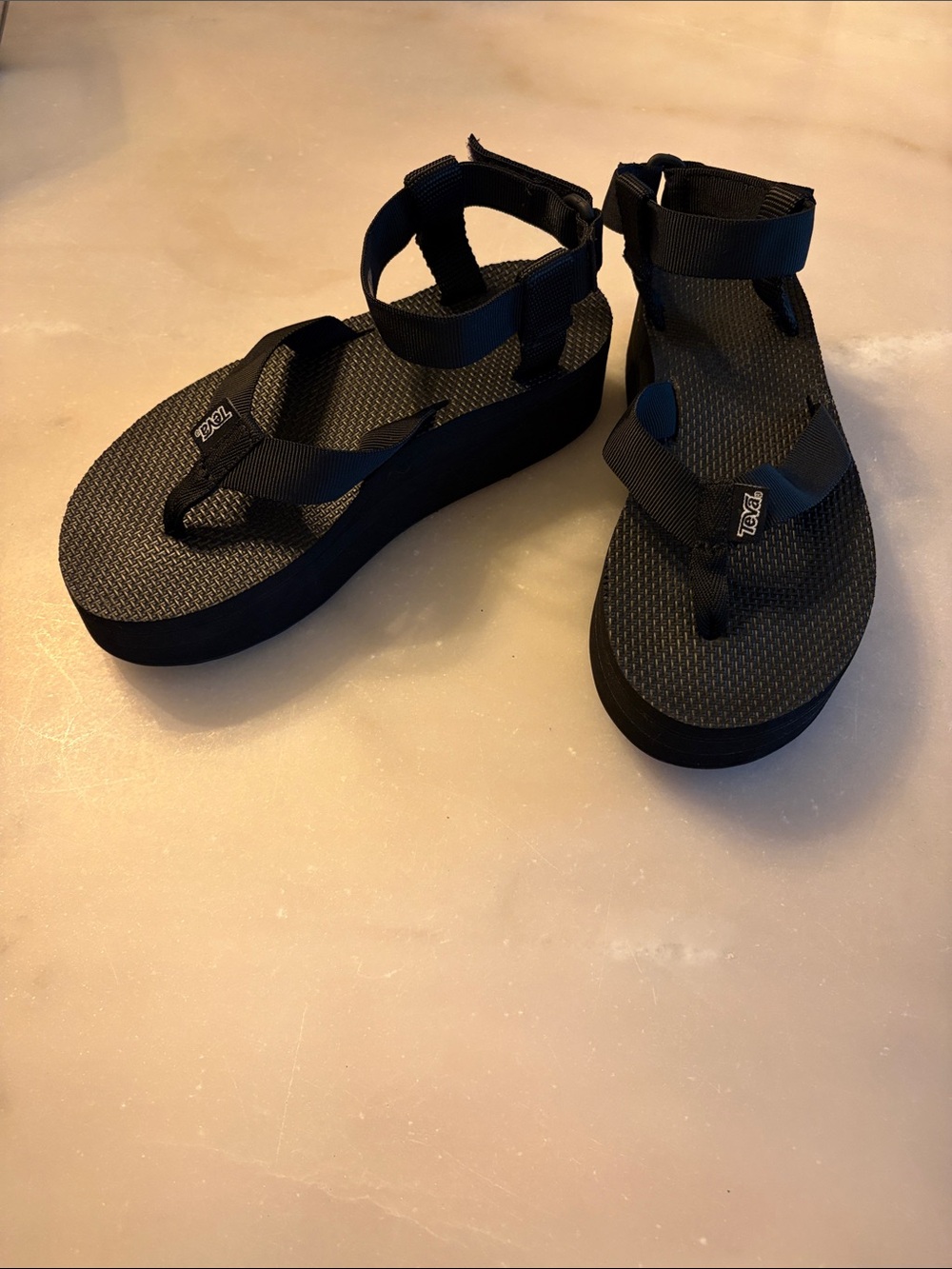 Like New Teva Women’s Black Adjustable Strap Platform Flatform Sandals sz 8